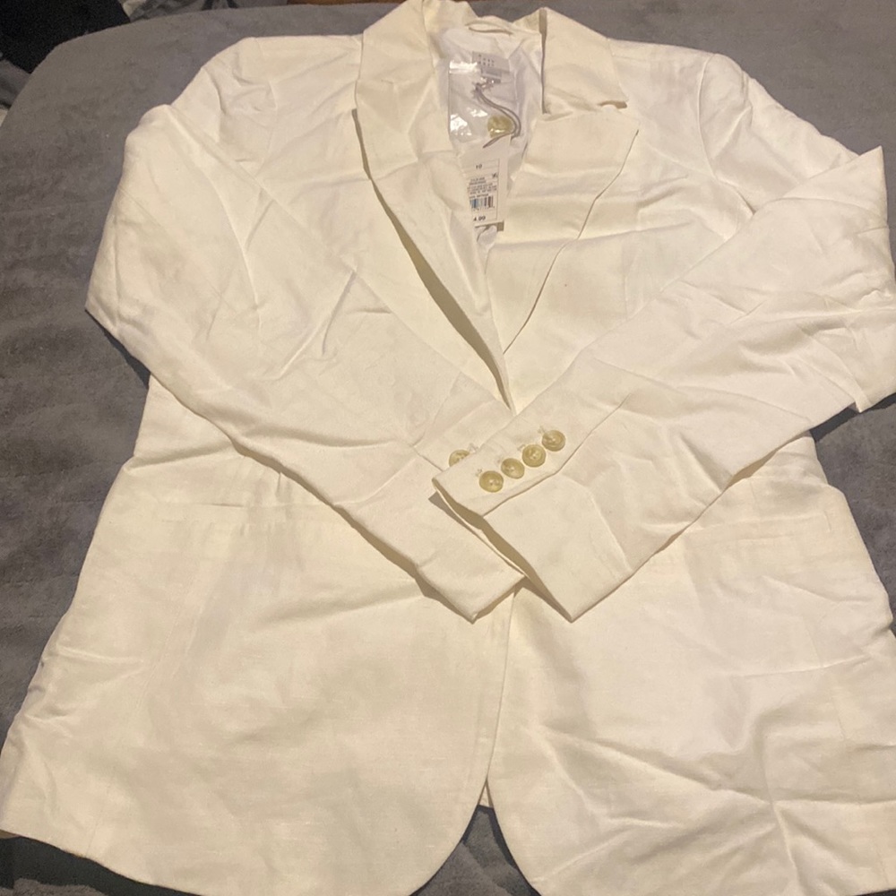 Off white blazer. Perfect condition. Tags attached